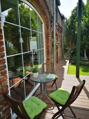 kleine Terrasse vor dem Küchenfenster