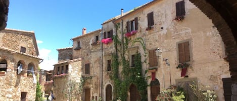 Die Wohnung liegt an der Piazza del Castello