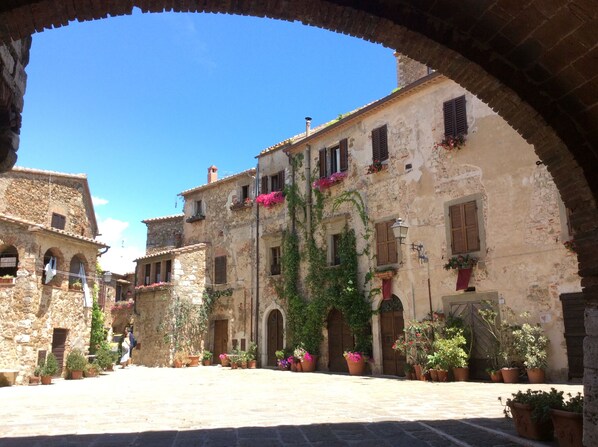 Die Wohnung liegt an der Piazza del Castello