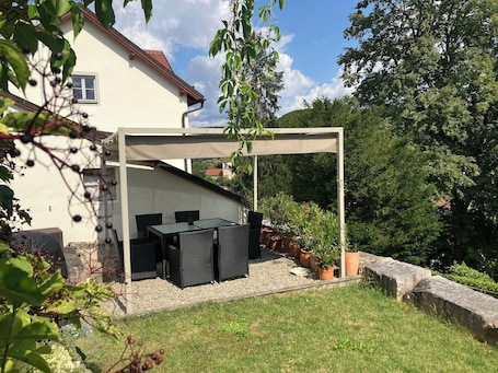 Gartenseite mit Sitzplatz