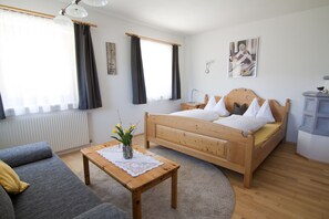 neu renoviertes Schlafzimmer inkl. Schlafsofa