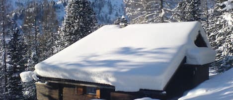 Nockalpenhütte im Winter