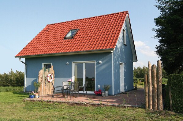 Die Rückseite des Ferienhauses mit Terrasse