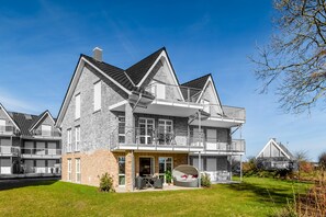 Ihre Erdgeschosswohnung mit der sonnigen Terrasse. (farbig markiert)