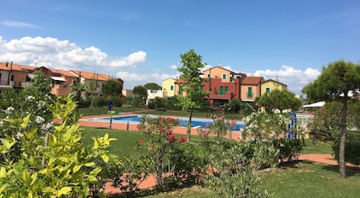 3-Zi. Apartamento con jardín, Lignano / Aprilia Marittima, piscina, aire acondicionado, se admiten perros