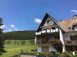 Hausansicht mit Blick auf die anliegende Wiese