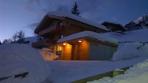 Chalet Blum in winterlicher Abendstimmung