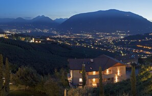 Abendliches Lichtermeer
Blick auf Meran