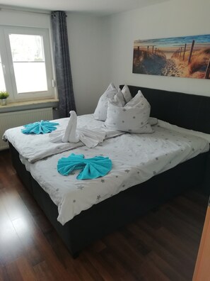 Schlafzimmer 1 im Untergeschoss mit Boxbett 180x200cm, verstellbar