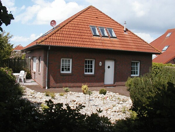 Südseite mit Blick auf Terrasse und Flussbett-Steinbeet