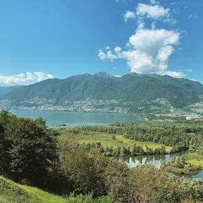 Sicht vom Balkon ins Naturschutzgebiet und Lago Maggiore