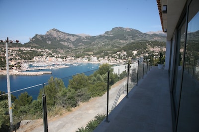 Villa moderna con piscina y vistas al mar. 