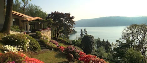 Blick aus Garten auf Terrasse und See