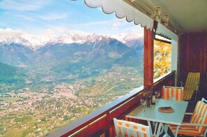 Spektakuläre Aussicht vom großzügigen Balkon des Apartments über den gesamten Meraner Talkessel.