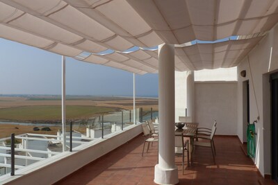 Penthouse LA PERLA, flooded with light, modern, quiet, near the beach, outskirts Conil