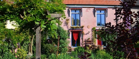 Blick durch den Garten auf unser Haus, unten die Ferienwohnung