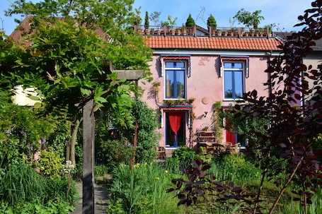 Blick durch den Garten auf unser Haus, unten die Ferienwohnung
