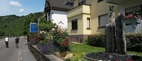 A very nice Apartment, directly on the Rhine River.