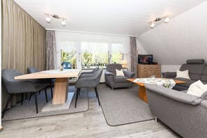 Wohnzimmer mit integriertem Küchenbereich