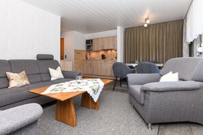 Wohnzimmer mit integriertem Küchenbereich