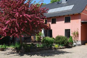 Hausansicht mit Terrasse