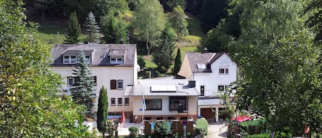 Ferienhaus für Gruppen
"Sauerthaler Hof" und
Dependence "Haus am Wald ( rechts )