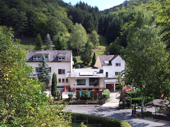 Ferienhaus für Gruppen
"Sauerthaler Hof" und
Dependence "Haus am Wald ( rechts )