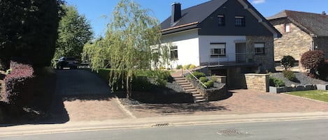 Hauptansicht des Hauses mit Blick auf die zahlreichen Parkmöglichkeiten 