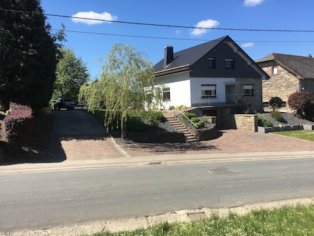 Hauptansicht des Hauses mit Blick auf die zahlreichen Parkmöglichkeiten