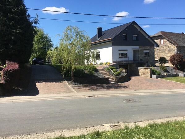 Hauptansicht des Hauses mit Blick auf die zahlreichen Parkmöglichkeiten 