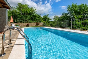 Entspannen Sie sich im schönen blauen Pool.