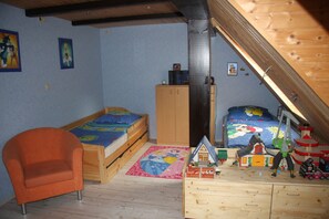 Kinderzimmer mit Spieltisch