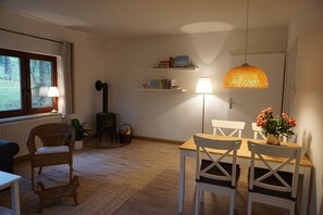 Wohnzimmer mit Kamin