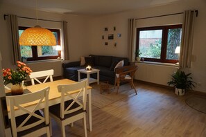 Wohnzimmer mit Sofa zum Ausklappen