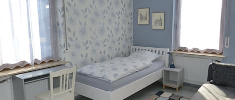Schlafzimmer 2  / bedroom 2