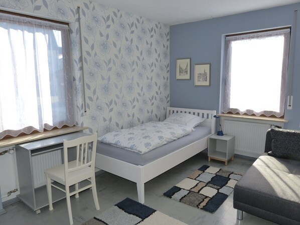 Schlafzimmer 2  / bedroom 2