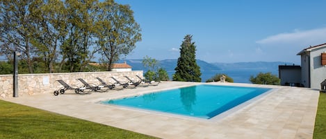 Swimmingpool mit Blick aufs Meer und Insel Cres