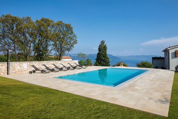 Swimmingpool mit Blick aufs Meer und Insel Cres