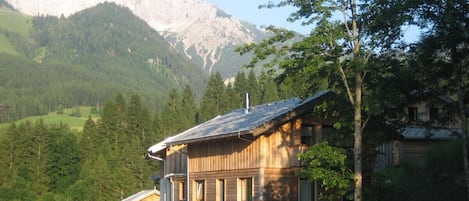 Unser Ferienhaus ist komplett aus Holz gebaut. Garantiert traumhafter Bergblick!