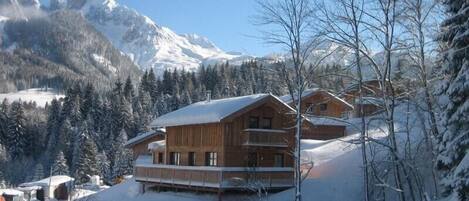 Skier's paradise at 1000m altitude, access to the slopes on foot is possible.