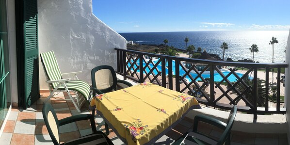 Balkon und Blick auf den Atlantik vom Balkon des Appartement 418 im Rocas del Ma