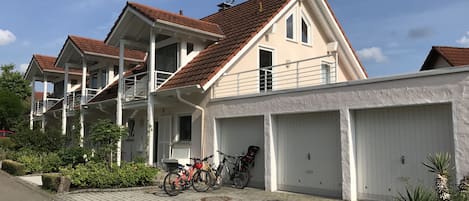 Das Haus von der anderen Seite mit der rechten Garage zur Mitbenutzung und dem S