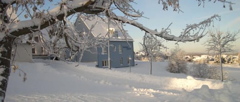 Ferienhaus tief verschneit