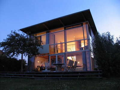 Glass house right on the banks of the Müritz, private beach, panoramic view, sauna, horse riding