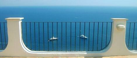 From the roof terrace of Casa Carlo you enjoy an uninhibited view of the sea.