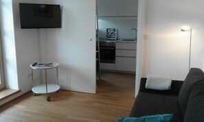 Sonnige Ferienwohnung mit einem Schlafzimmer und Westbalkon-Wohnzimmer mit Blick in die Küche