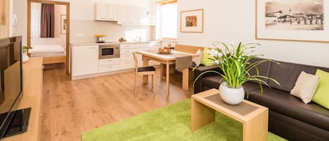 Wohnraum mit Küchenzeile und Essbereich