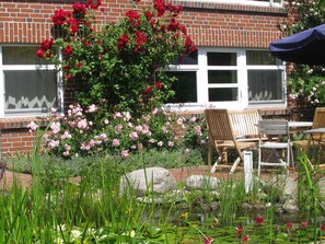 Terrasse der Ferienwohnung mit Teich