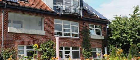 Gartenseite des Hauses, Ferienwohnung untere Etage