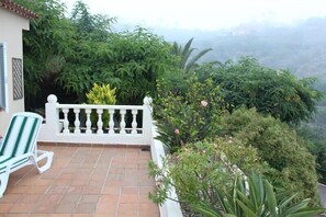 Blick von der Terrasse zum seitlichen Barranco